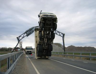 Прикрепленное изображение: трак на мосту.jpg